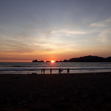 Appartamento Big Daddy'S Surfcamp Pasanggaran Esterno foto